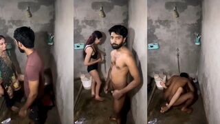 Pakistani Girlfriend Fucking in Bathroom